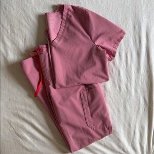 FIGS Women’s Chalk Pink Scrub Set - Size Medium